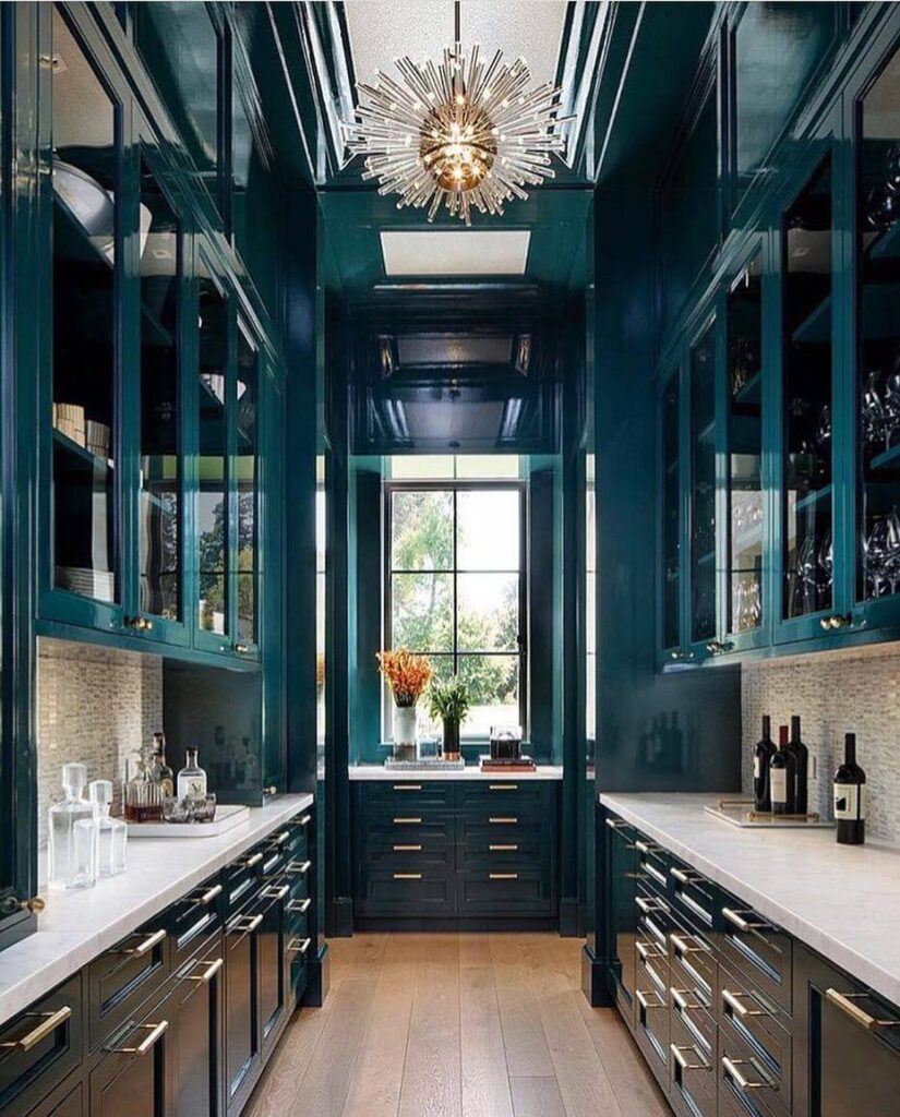 2019-03-15_BvBrOtRldGj_2000069836215275939 photo of a kitchen room painted with a teal high gloss paint