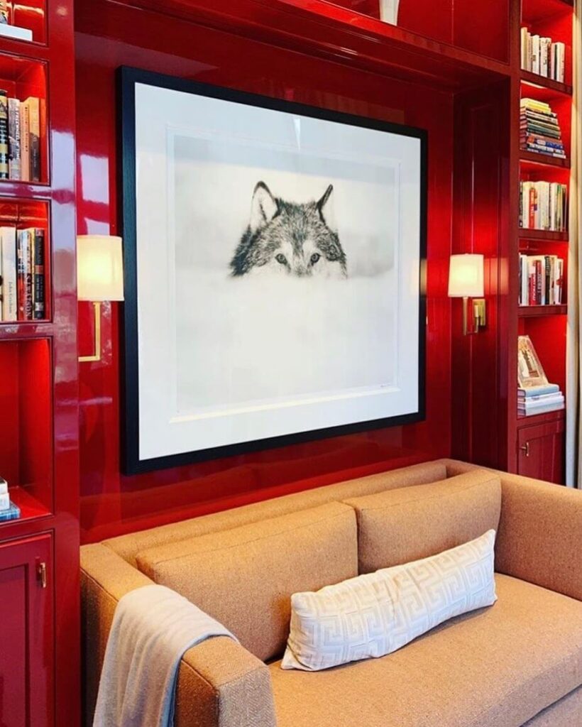 2019-06-04_BySMRlgp_iw_2058761964727302320 photo of interior room with red high gloss painted walls, art on wall and couch..