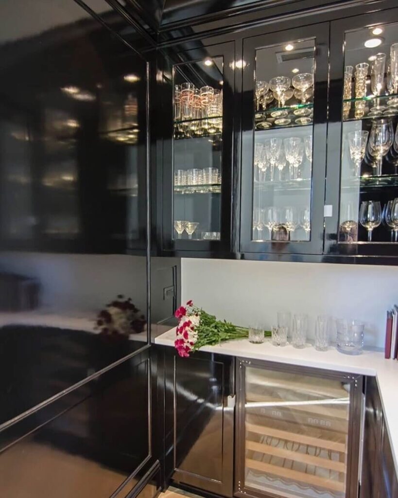 2020-05-19_CAXrONEp8ga_2312507025787439130 high gloss paint on building