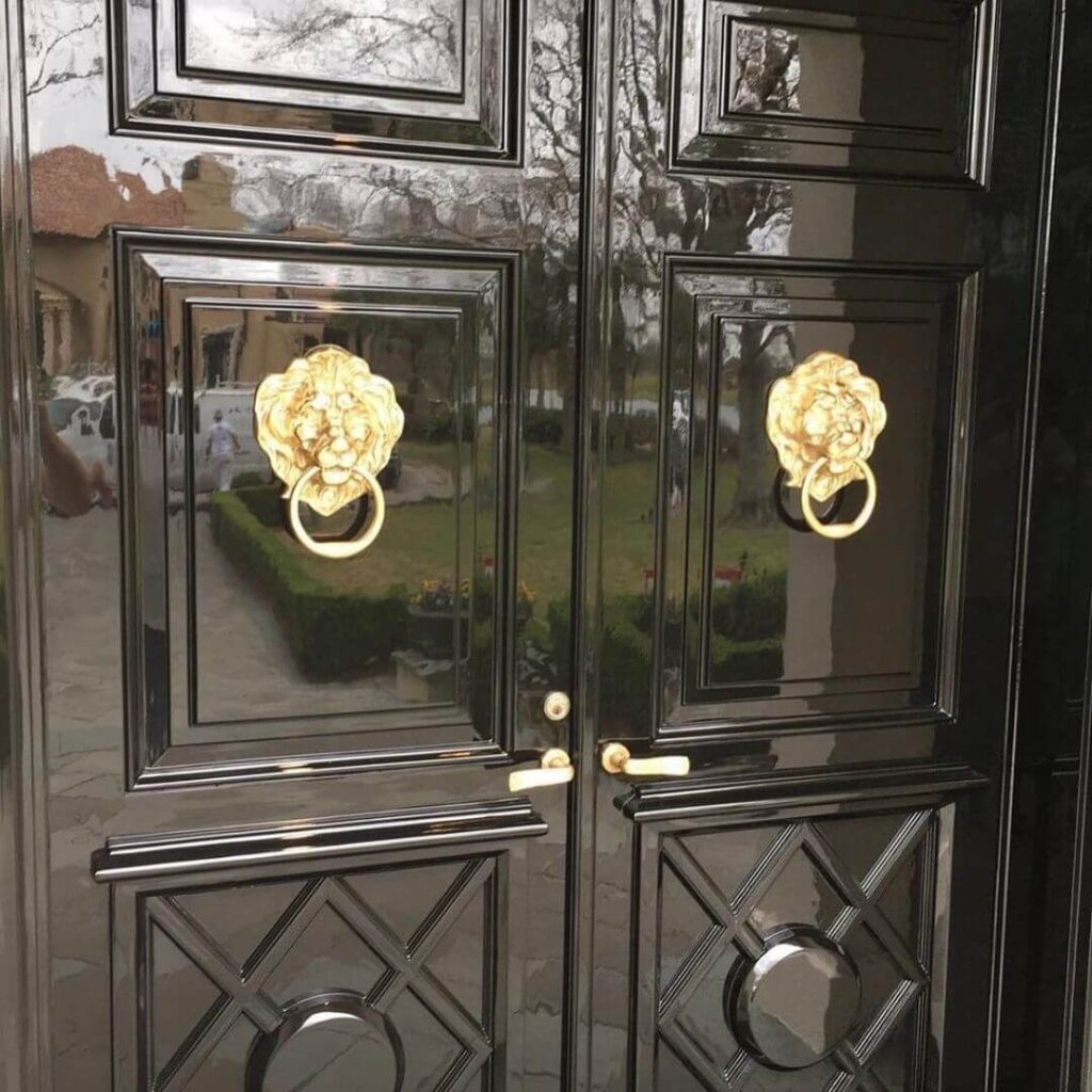 2021-03-19_CMmP94usd2K_2532782060929670850 high shine painted black door