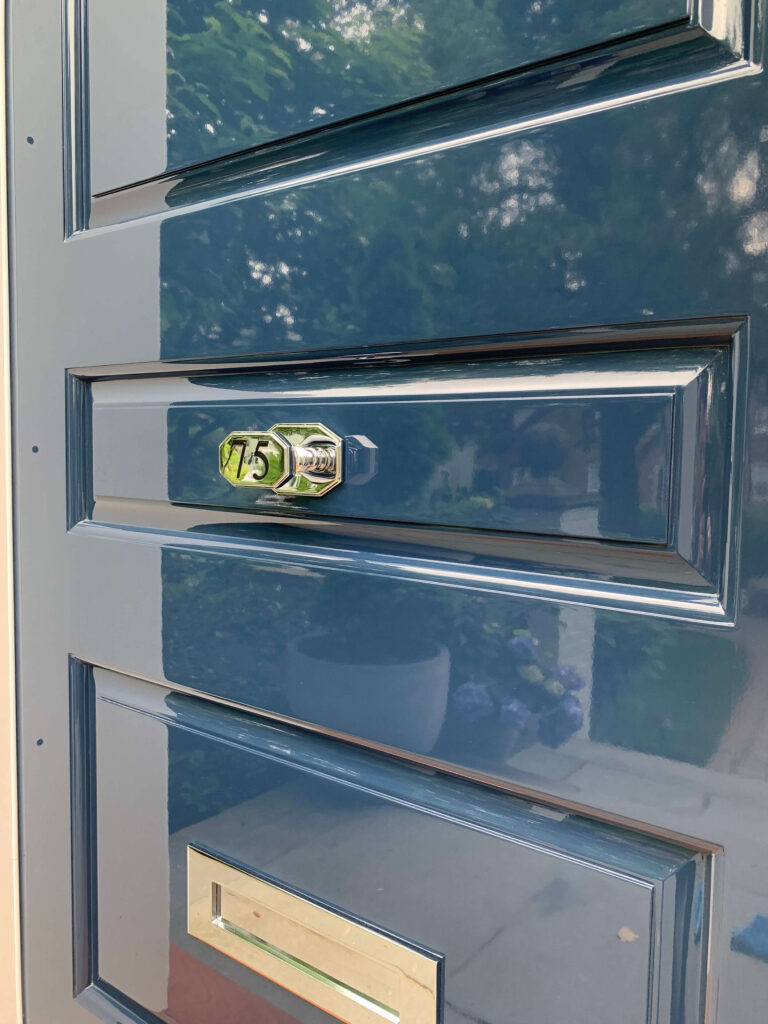 bg-ZK-painting-door high gloss paint in interior room